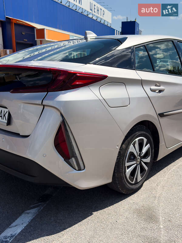 Хетчбек Toyota Prius 2017 в Кам'янському