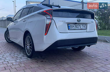 Хетчбек Toyota Prius 2017 в 