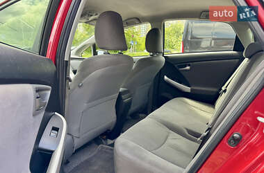 Хэтчбек Toyota Prius 2013 в 