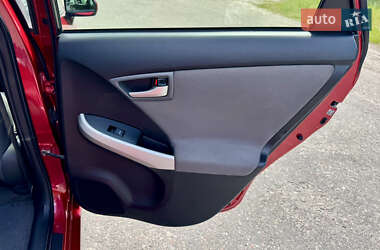 Хэтчбек Toyota Prius 2013 в 