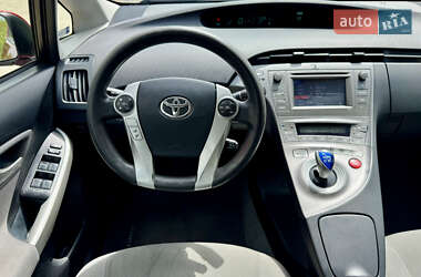 Хэтчбек Toyota Prius 2013 в 