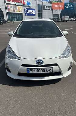 Хэтчбек Toyota Prius 2012 в 