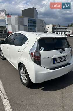 Хэтчбек Toyota Prius 2012 в 
