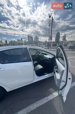 Хэтчбек Toyota Prius 2012 в 