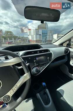 Хэтчбек Toyota Prius 2012 в 