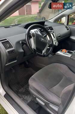 Хэтчбек Toyota Prius 2012 в 