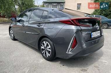 Хэтчбек Toyota Prius 2017 в 