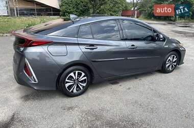 Хэтчбек Toyota Prius 2017 в 