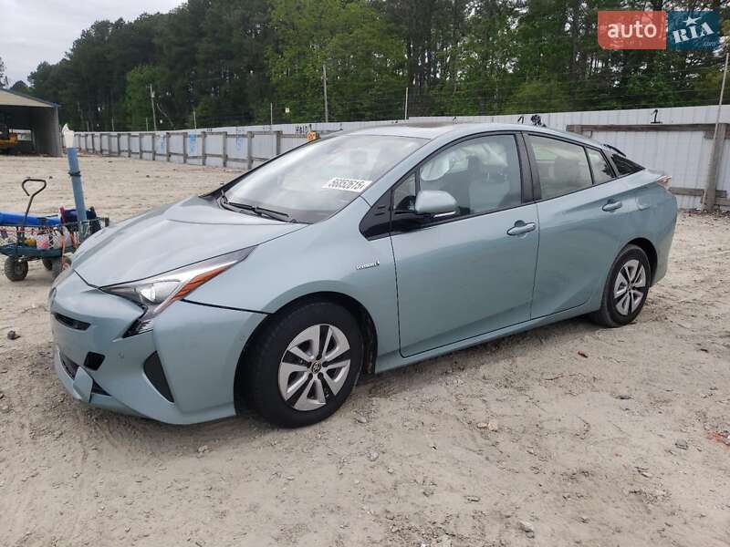 Хэтчбек Toyota Prius 2017 в 