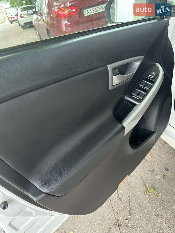 Хэтчбек Toyota Prius 2013 в Киеве