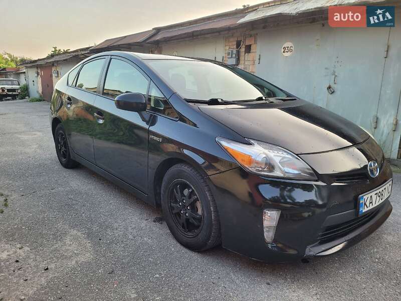 Хэтчбек Toyota Prius 2014 в 