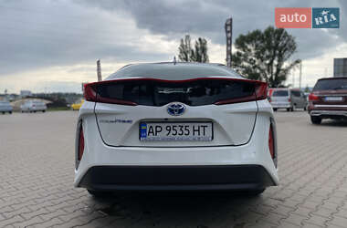 Хэтчбек Toyota Prius 2017 в 