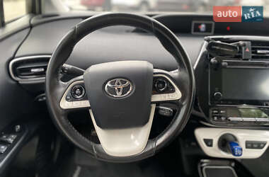 Хэтчбек Toyota Prius 2017 в 