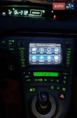 Хэтчбек Toyota Prius 2014 в 