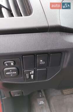 Хэтчбек Toyota Prius 2014 в 