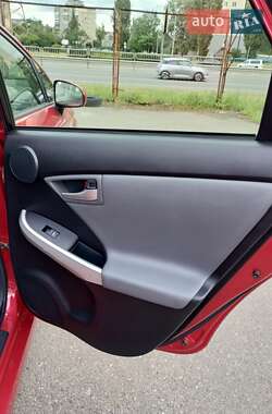 Хэтчбек Toyota Prius 2014 в 