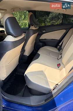 Хетчбек Toyota Prius 2016 в 