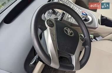 Хэтчбек Toyota Prius 2014 в 
