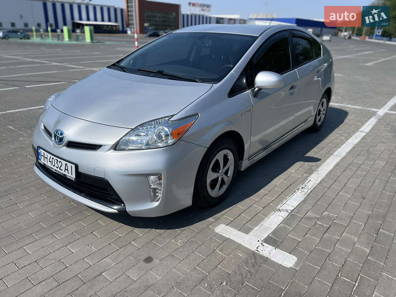 Хэтчбек Toyota Prius 2014 в 