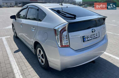 Хэтчбек Toyota Prius 2014 в 