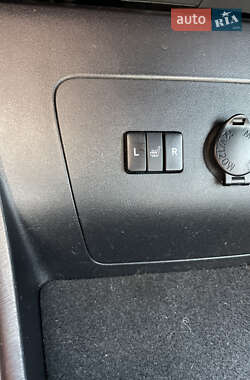 Хэтчбек Toyota Prius 2014 в 
