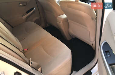 Хэтчбек Toyota Prius 2012 в 