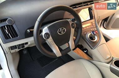 Хэтчбек Toyota Prius 2012 в 