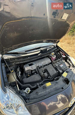 Хэтчбек Toyota Prius 2013 в 