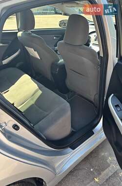 Хэтчбек Toyota Prius 2013 в 