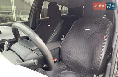 Хэтчбек Toyota Prius 2016 в 