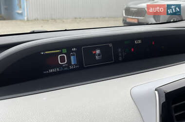 Хэтчбек Toyota Prius 2016 в 