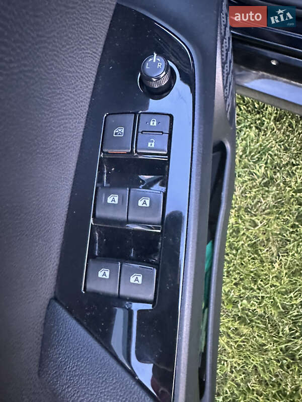 Хэтчбек Toyota Prius 2016 в Черновцах фото 12 Хэтчбек Toyota Prius 2016 в Черновцах