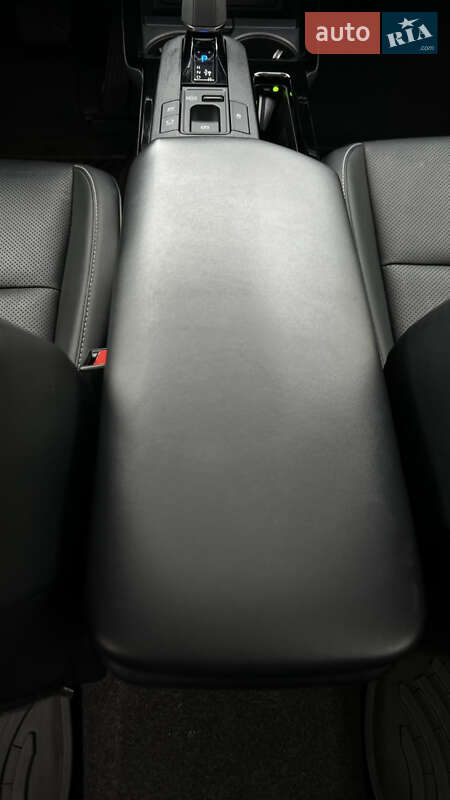 Хэтчбек Toyota Prius 2023 в Днепре