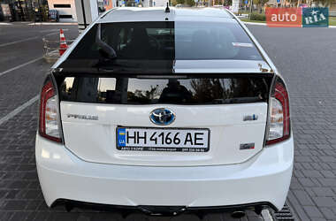 Хэтчбек Toyota Prius 2014 в 