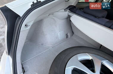 Хэтчбек Toyota Prius 2014 в 
