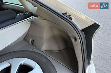 Хэтчбек Toyota Prius 2014 в 