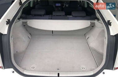Хэтчбек Toyota Prius 2014 в 