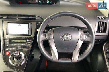 Хэтчбек Toyota Prius 2014 в 