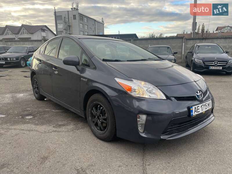 Хэтчбек Toyota Prius 2014 в Вишневом фото Хэтчбек Toyota Prius 2014 в Вишневом