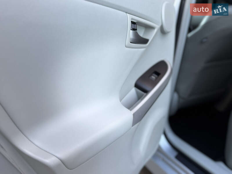 Хэтчбек Toyota Prius 2012 в Ивано-Франковске