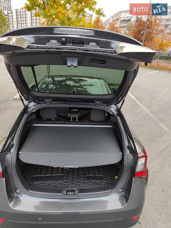 Хетчбек Toyota Prius 2022 в Дніпрі