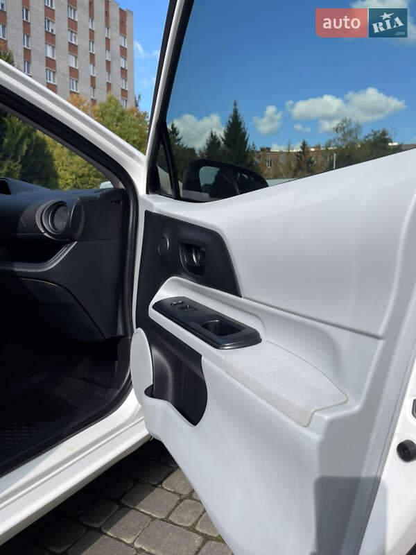 Хэтчбек Toyota Prius 2013 в Львове