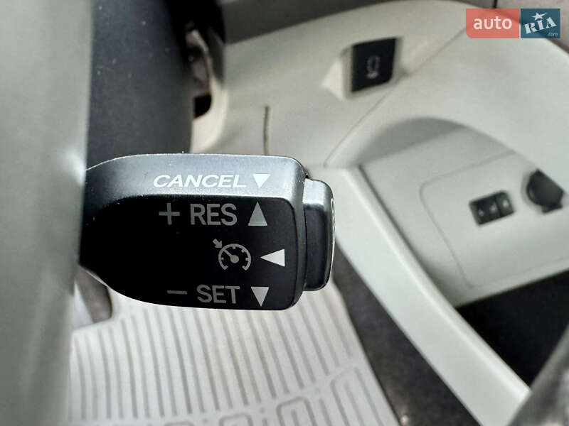 Хэтчбек Toyota Prius 2012 в Киеве