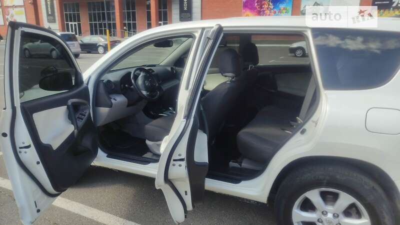 Внедорожник / Кроссовер Toyota RAV4 EV 2013 в Киеве