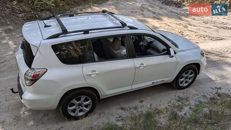 Внедорожник / Кроссовер Toyota RAV4 EV 2014 в Киеве