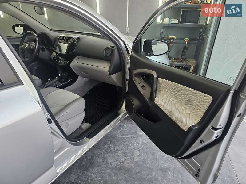 Внедорожник / Кроссовер Toyota RAV4 EV 2014 в Львове