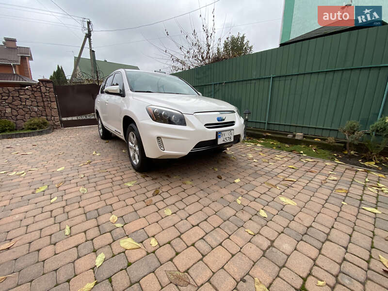 Внедорожник / Кроссовер Toyota RAV4 EV 2014 в Хмельницком