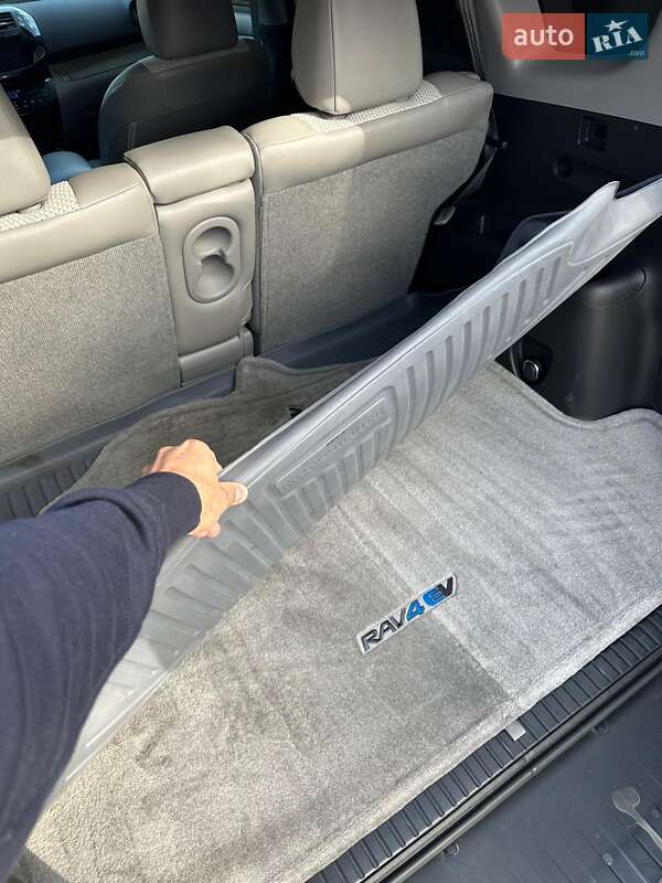 Внедорожник / Кроссовер Toyota RAV4 EV 2014 в Киеве