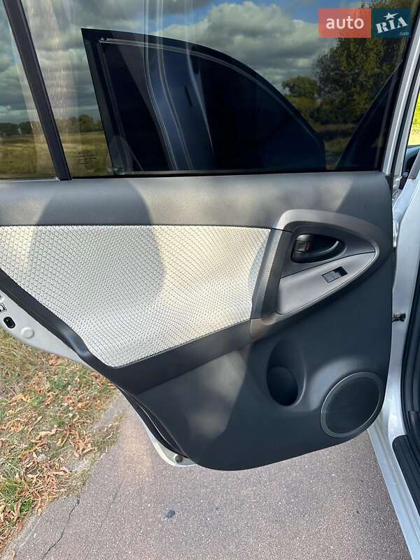 Внедорожник / Кроссовер Toyota RAV4 EV 2014 в Киеве