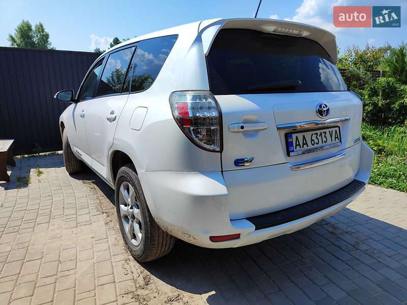 Позашляховик / Кросовер Toyota RAV4 EV 2014 в Києві